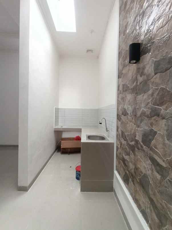 dijual rumah taman harapan baru kota