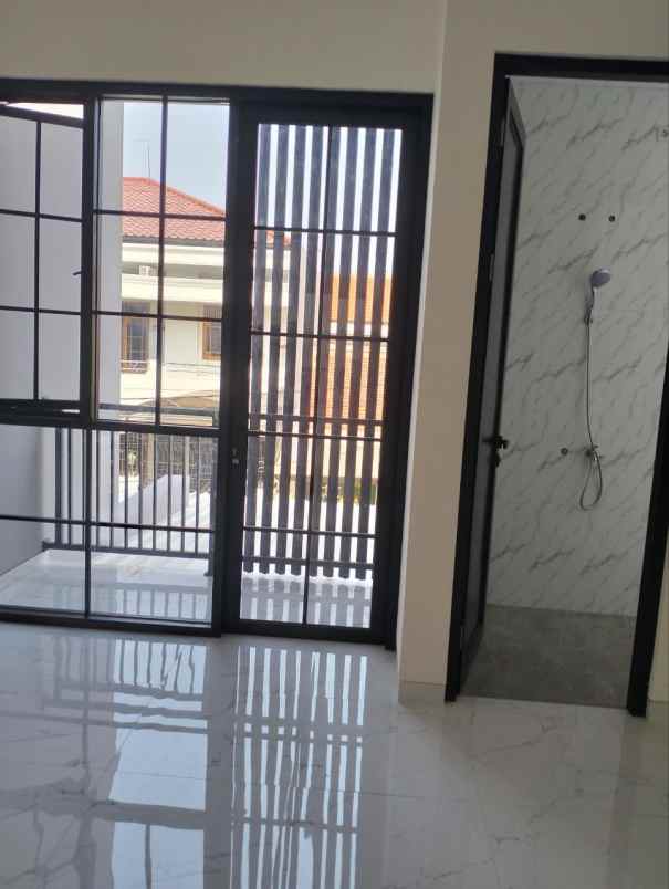 dijual rumah tenggilis mejoyo