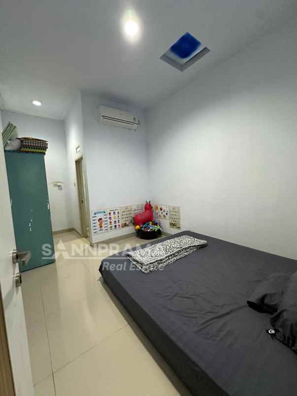 dijual rumah ujung menteng