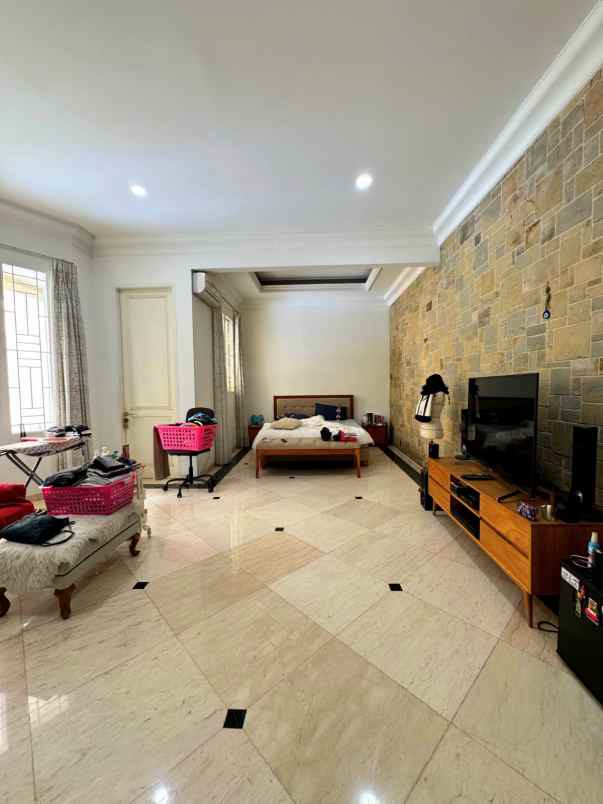 dijual rumah villa cinere mas