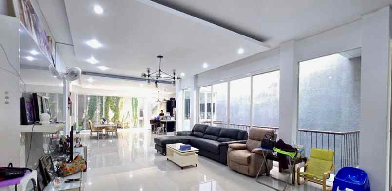dijual rumah villa permata gading