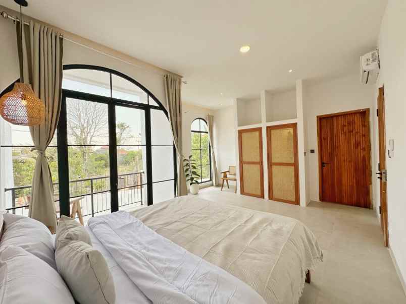 dijual villa dekat jalan munggu kapal