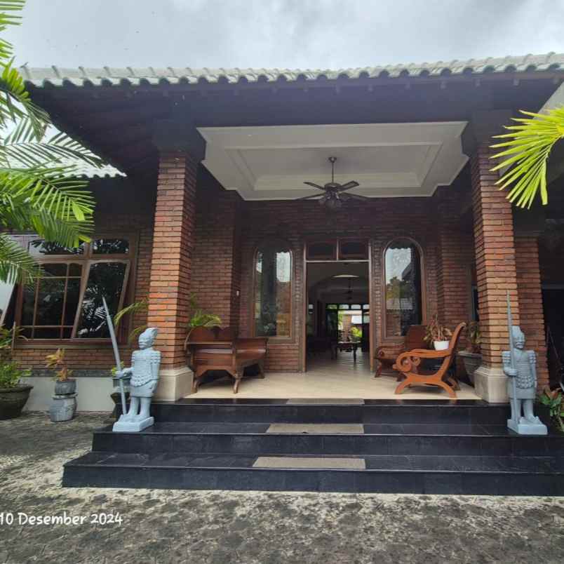 dijual villa depan bandara