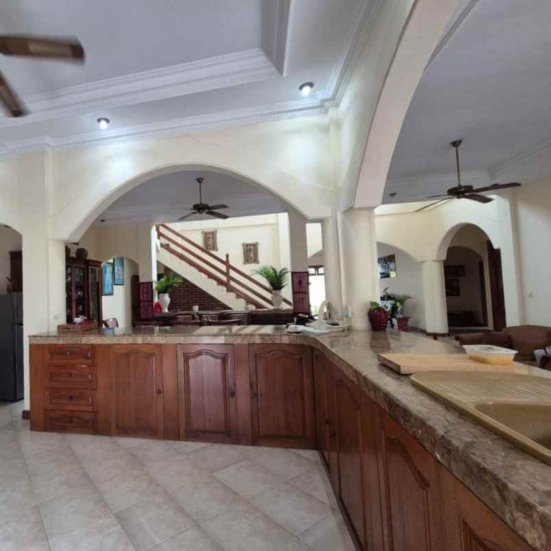 dijual villa depan bandara