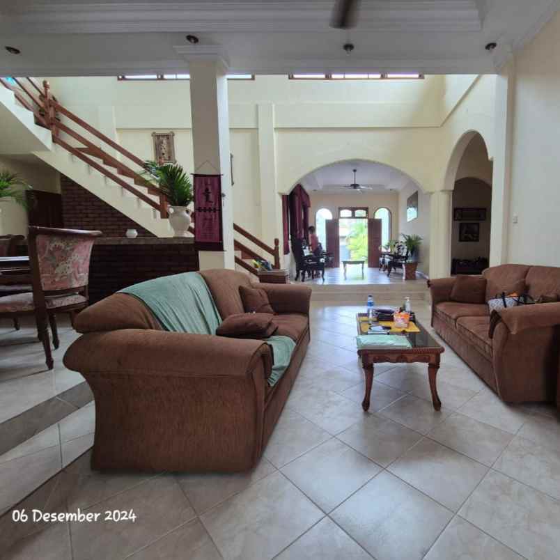 dijual villa depan bandara