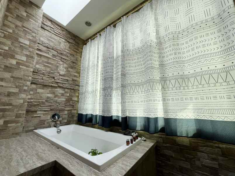 dijual villa hook komplek grand cemara asri