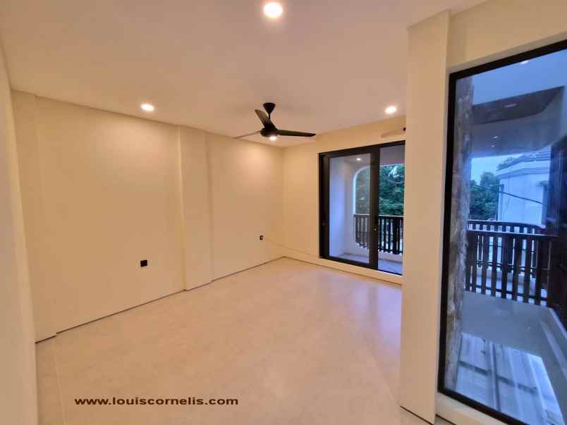 dijual villa jalan dharmawangsa