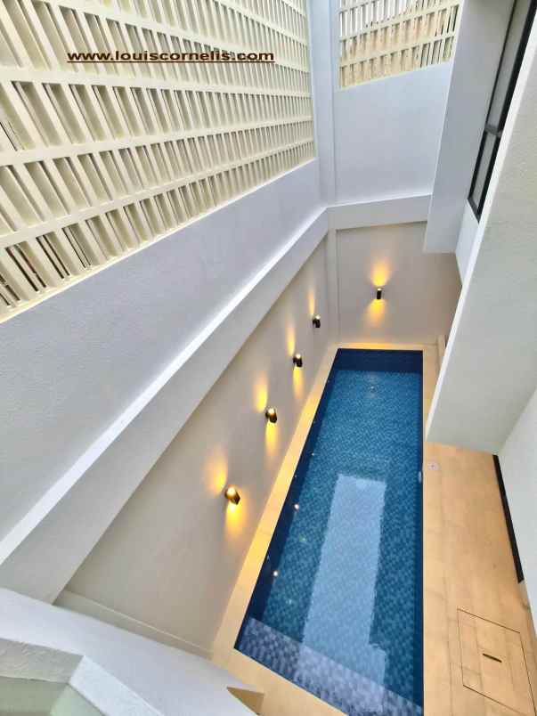 dijual villa jalan dharmawangsa