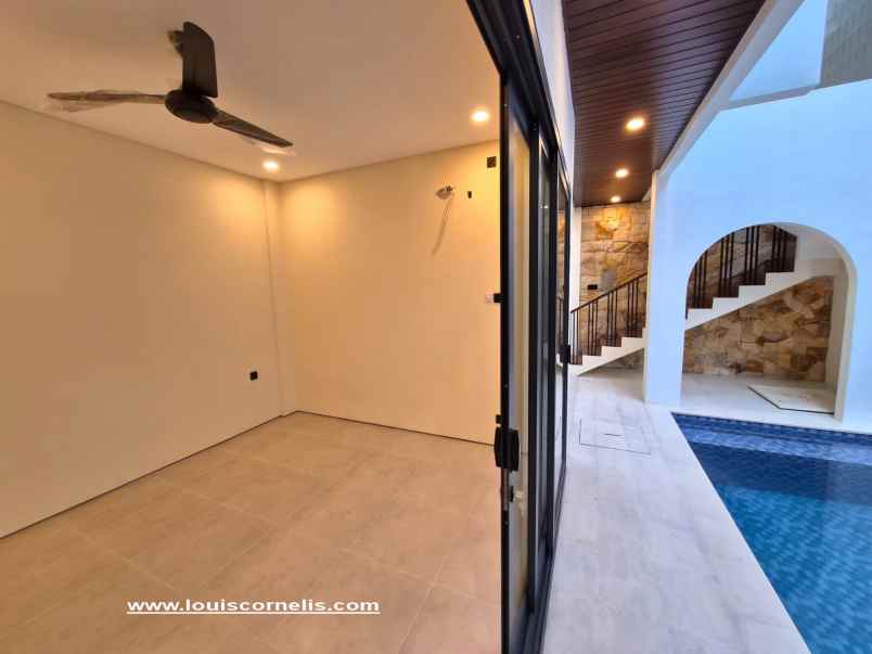 dijual villa jalan dharmawangsa