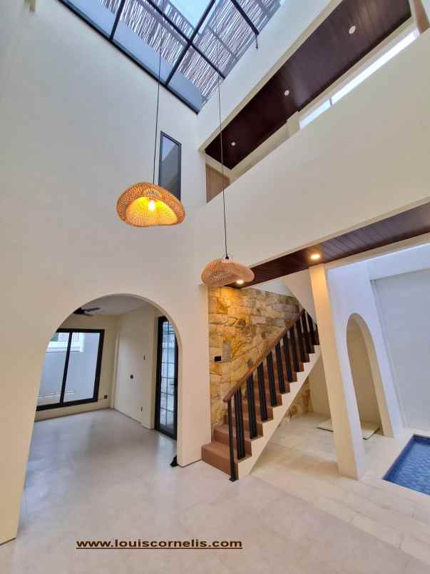 dijual villa jalan dharmawangsa