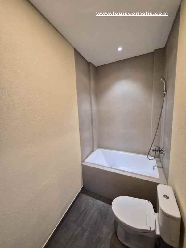 dijual villa jalan dharmawangsa
