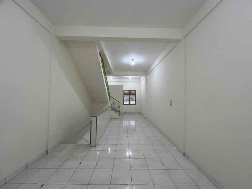 disewakan ruko 3 lantai deket pusat perbelanjaan mmtc