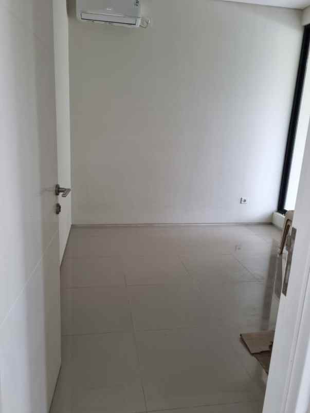 disewakan rumah jalan north west lake