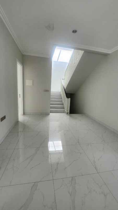 disewakan rumah summarecon crown gading