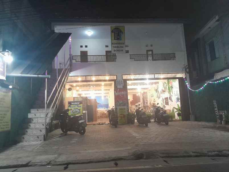 ruko di pinggir jalan besar