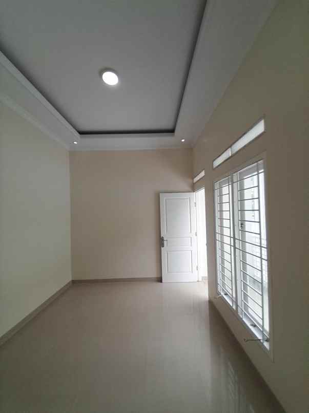 rumah 2 lantai akses jalan 2 mobil strategis toll