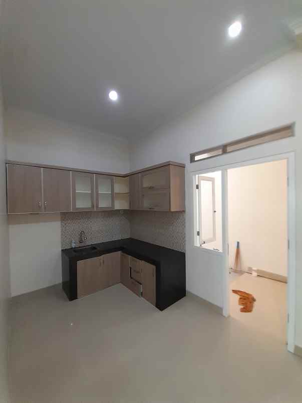 rumah 2 lantai akses jalan 2 mobil strategis toll