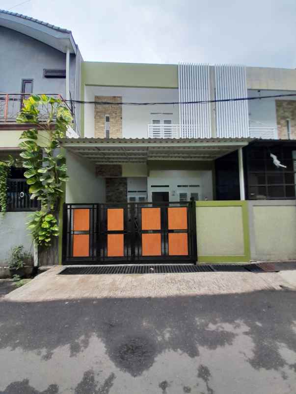 rumah 2 lantai akses jalan 2 mobil strategis toll