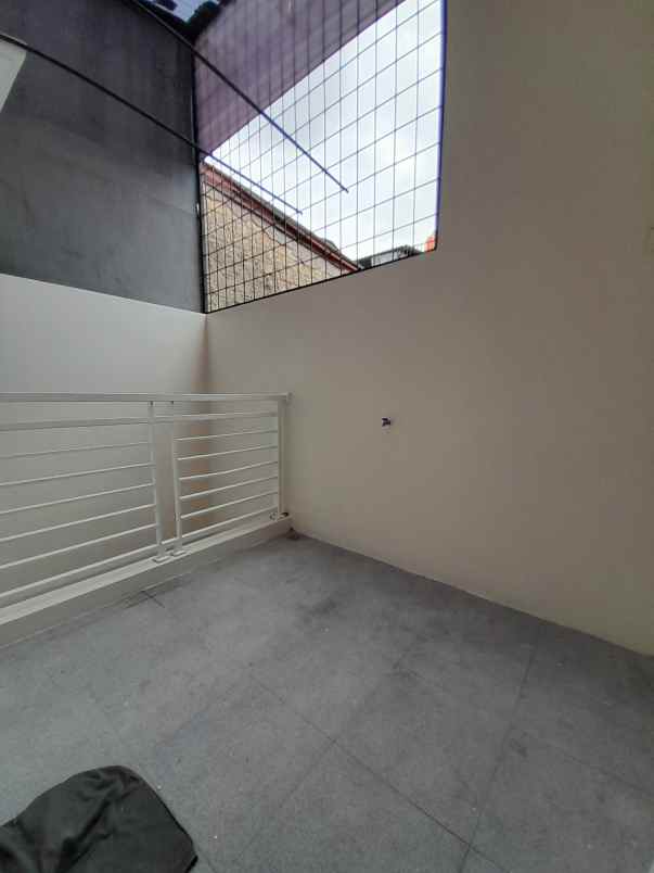 rumah 2 lantai akses jalan 2 mobil strategis toll