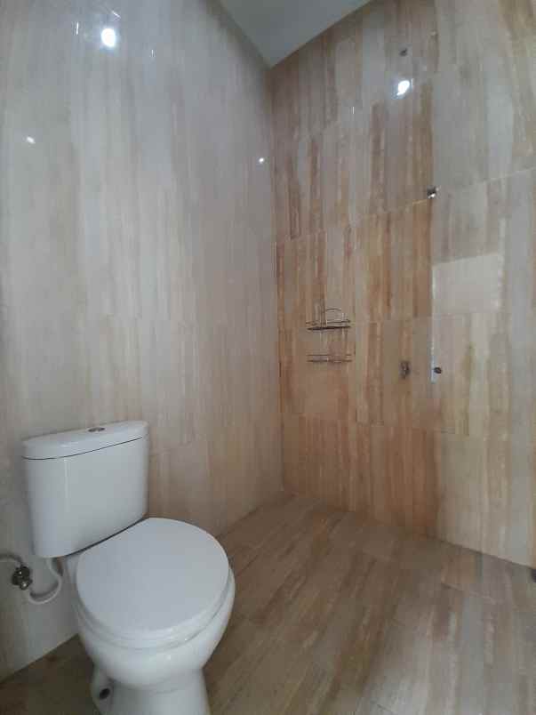 rumah 2 lantai akses jalan 2 mobil strategis toll