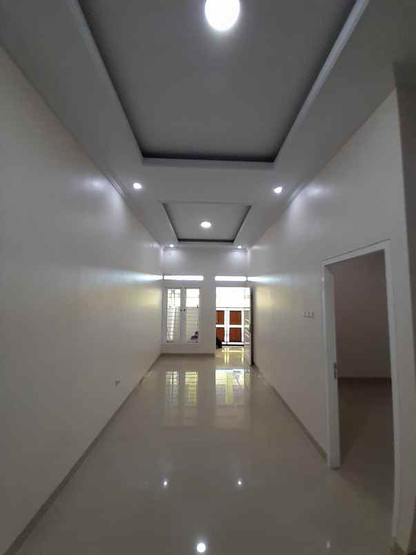 rumah 2 lantai akses jalan 2 mobil strategis toll