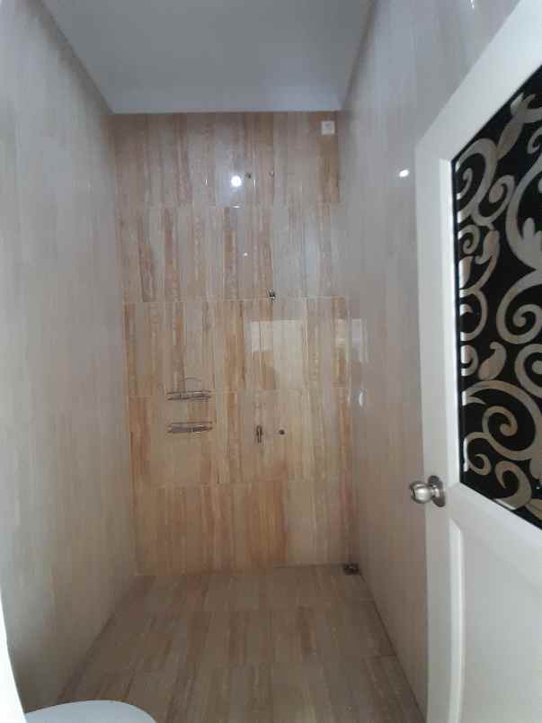 rumah 2 lantai akses jalan 2 mobil strategis toll