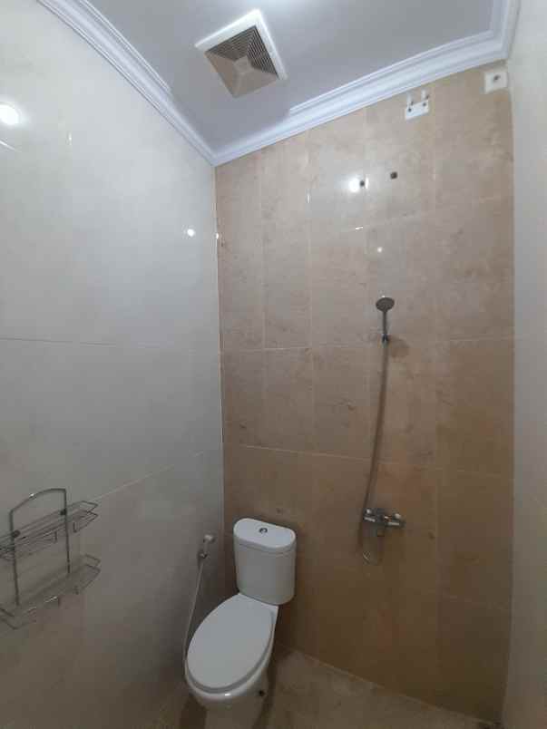 rumah 2 lantai akses jalan 2 mobil strategis toll