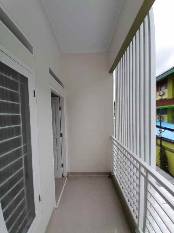 rumah 2 lantai akses jalan 2 mobil strategis toll