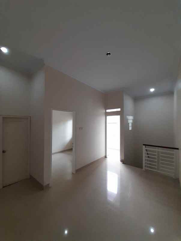 rumah 2 lantai akses jalan 2 mobil strategis toll