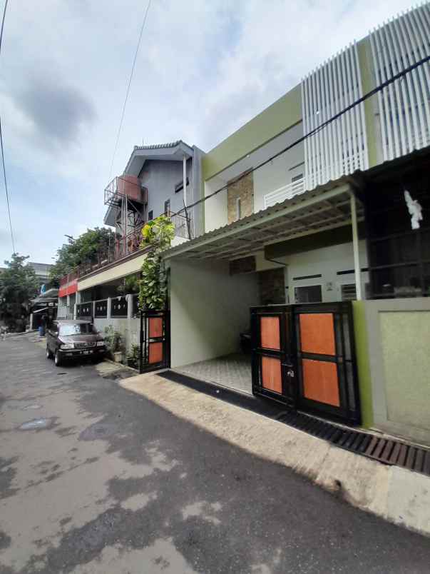 rumah 2 lantai akses jalan 2 mobil strategis toll