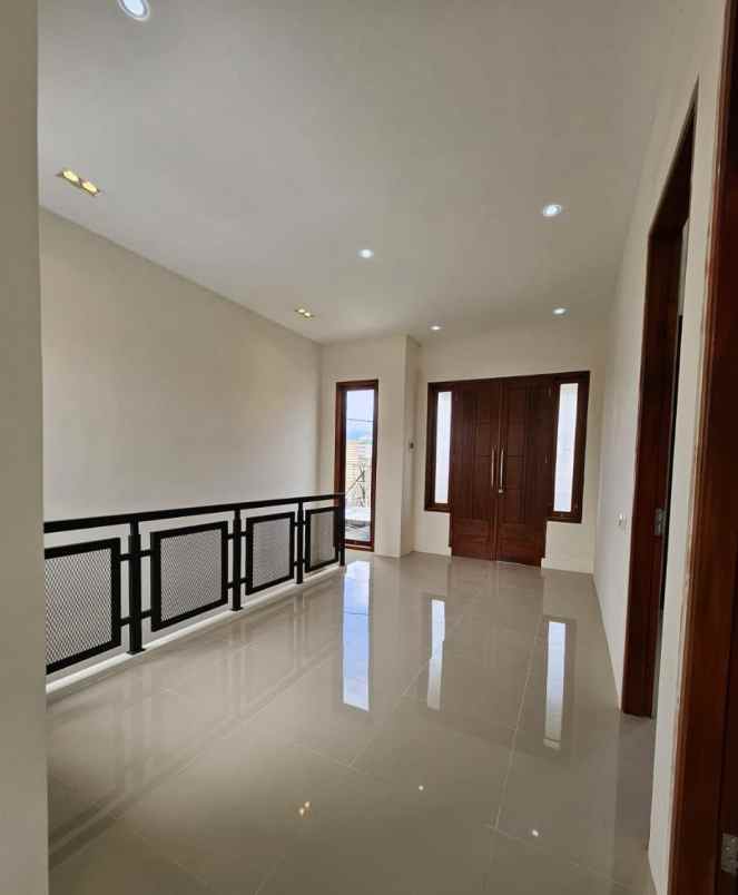 rumah 2 lantai modern lokasi strategis dekat suhat