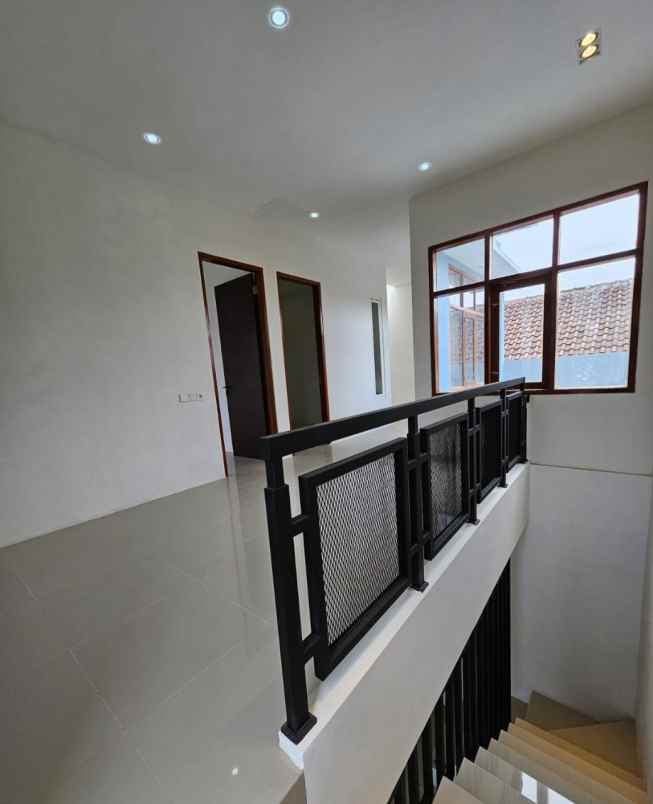 rumah 2 lantai modern lokasi strategis dekat suhat