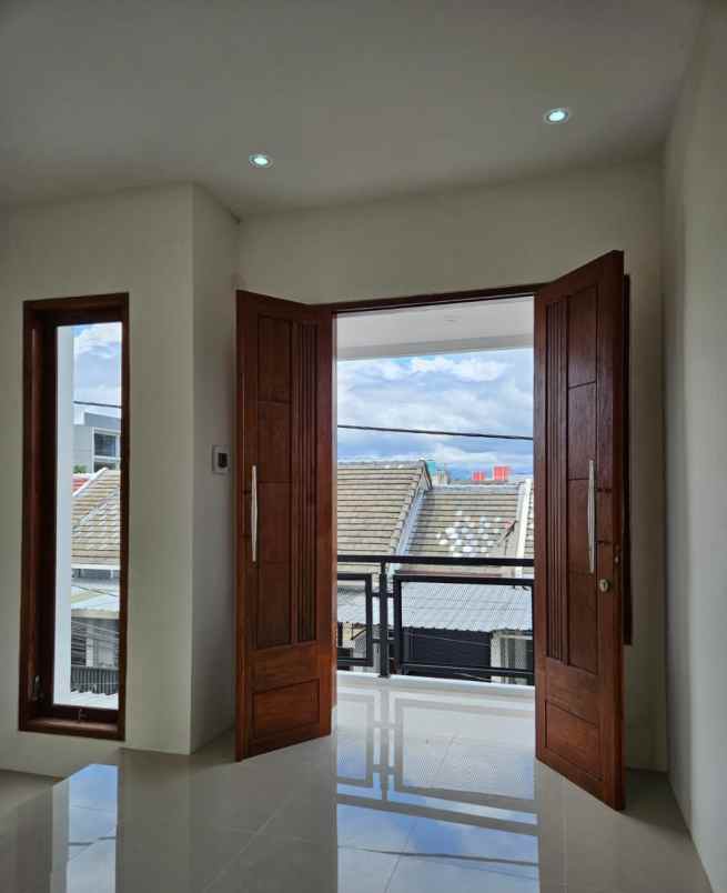 rumah 2 lantai modern lokasi strategis dekat suhat