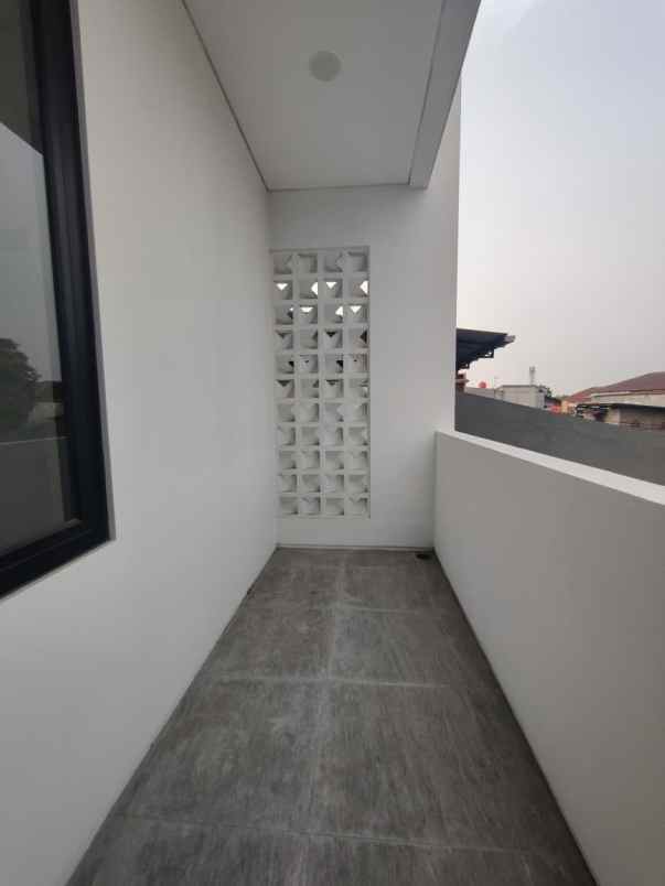 rumah baru 3 lantai dekat dengan akses tol