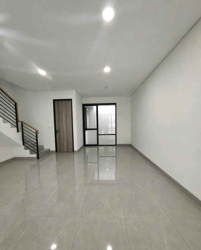 rumah baru 3 lantai dekat dengan akses tol