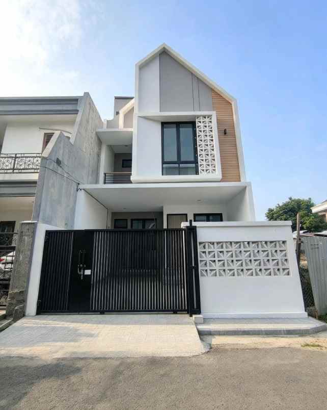 rumah baru 3 lantai dekat dengan akses tol