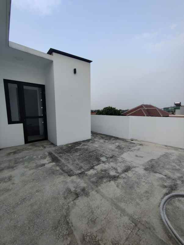 rumah baru 3 lantai dekat dengan akses tol