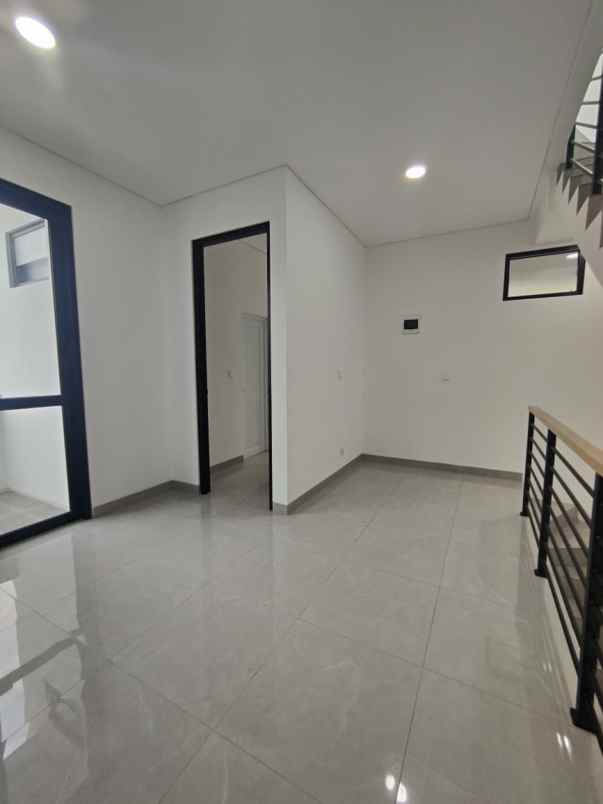 rumah baru 3 lantai dekat dengan akses tol