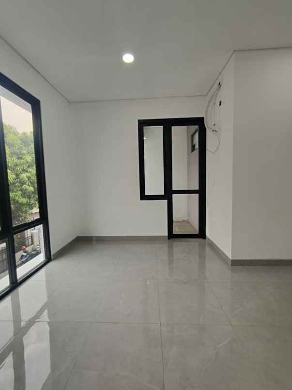 rumah baru 3 lantai dekat dengan akses tol