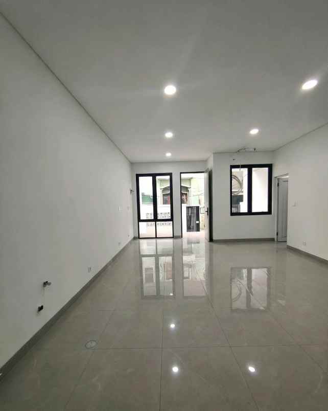 rumah baru 3 lantai dekat dengan akses tol