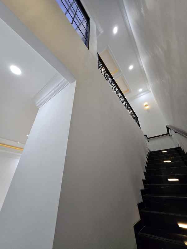 rumah baru dalam komplek strategis di duren sawit