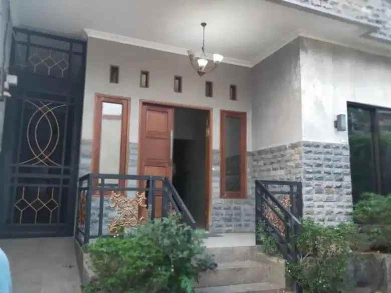 rumah dijual 2 lantai terawat di depok