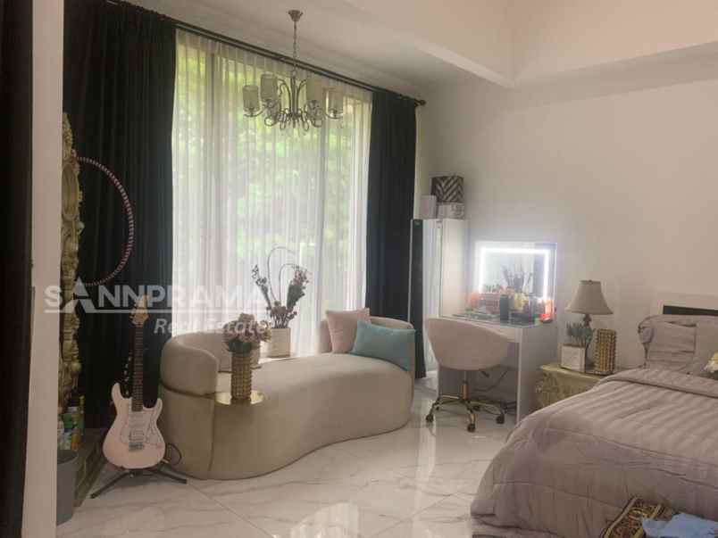 rumah luas cantik di cirendeu