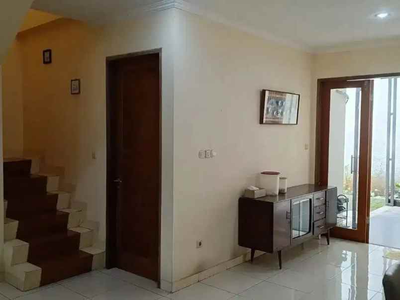 rumah megah di komplek dolog kalimalang duren sawit