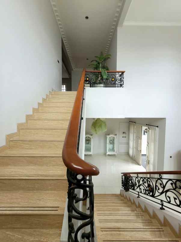 rumah mewah furnished dalam komplek di bekasi timur