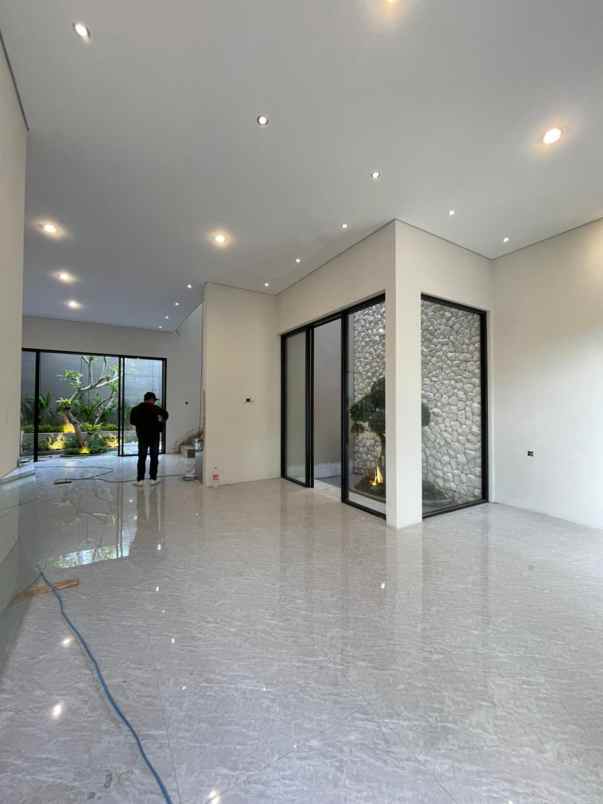 rumah mewah modern di purwomartani dekat aau