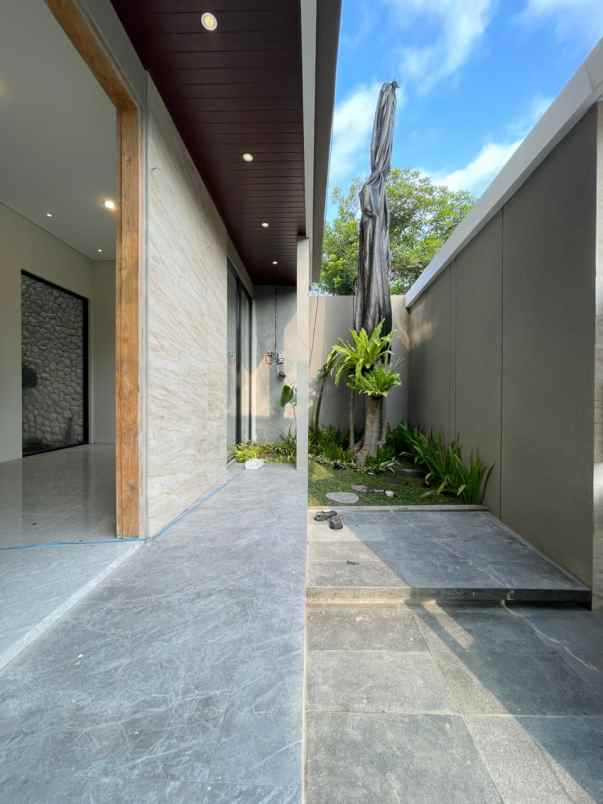 rumah mewah modern di purwomartani dekat aau