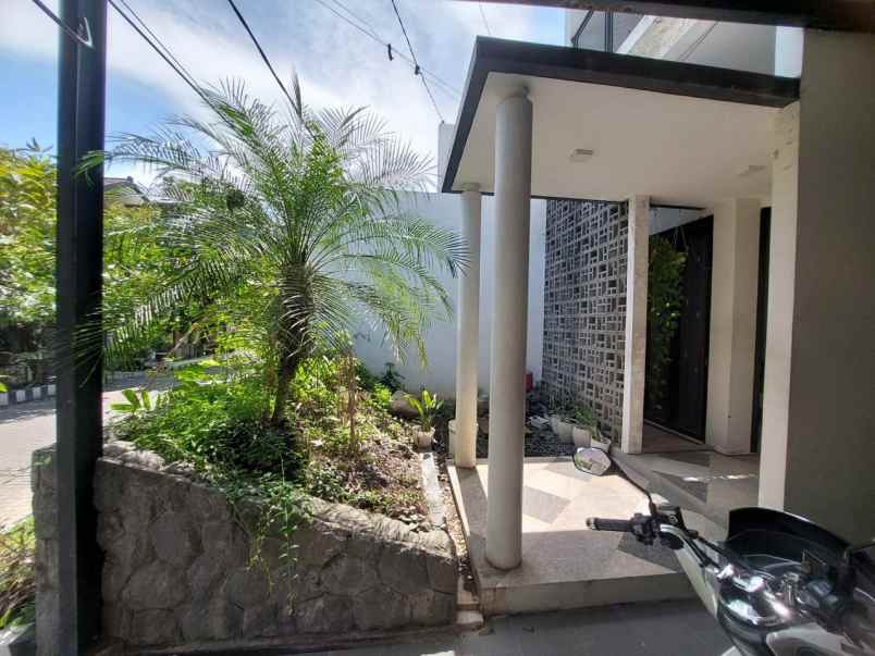 rumah mewah siap huni dekat unesa ketintang surabaya