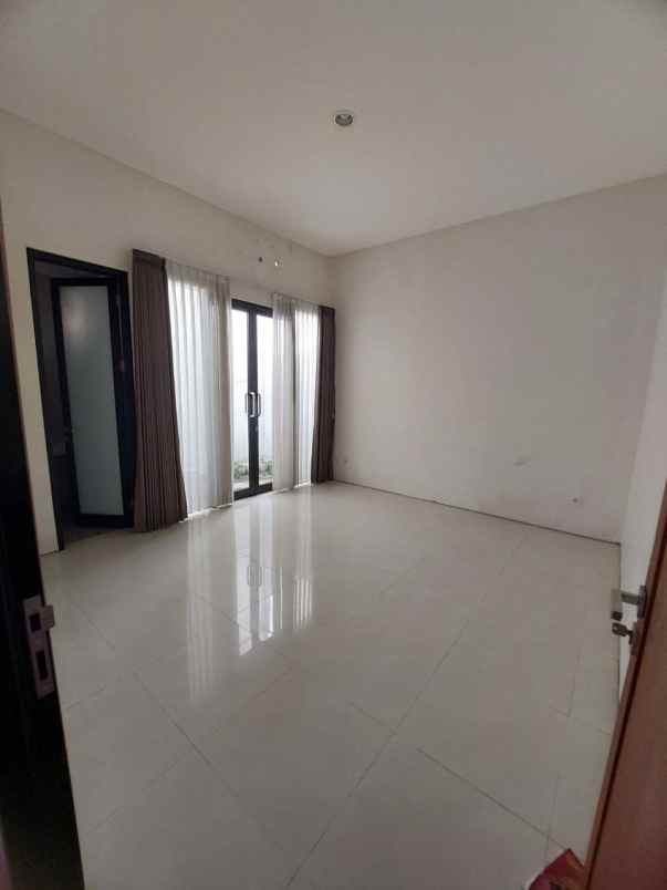rumah mewah siap huni dekat unesa ketintang surabaya