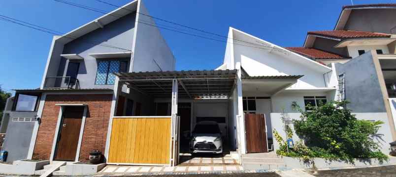 rumah modern minimalis 3 kav jadi 1 di pandanwangi